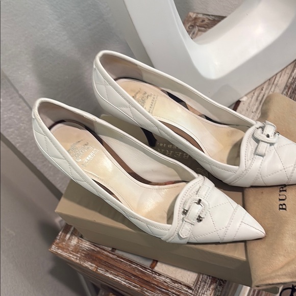 Burberry White Heels with Metallic Buckle - Picture 4 of 9